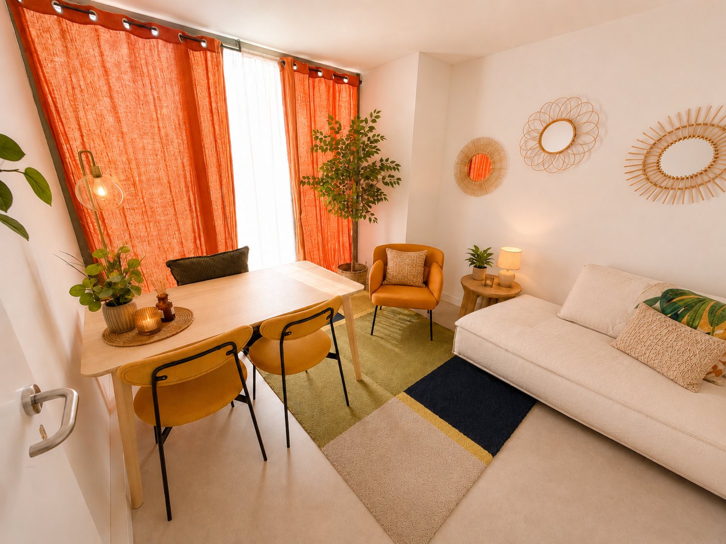 Salle 01 : bureau et chaises, canapé type méridienne, confidentialité, clim lumineuse